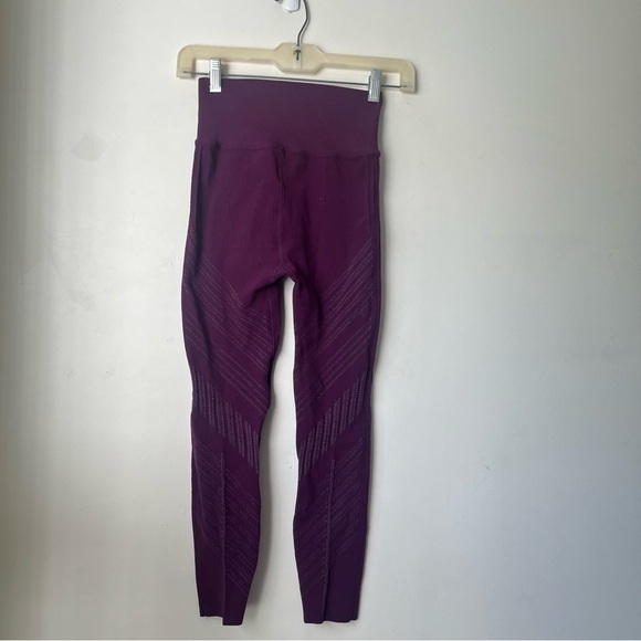 Fabletics Eggplant Ultra High-Waisted SculptKnit Deco Capri Cropped Leggings S - Picture 6 of 7
